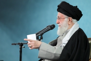 ذکاوت رهبر انقلاب: منع مذاکره با قلدرها و توپ در زمین آمریکا