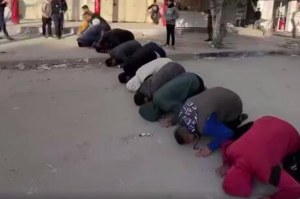 سجده شکر جوانان فلسطینی بعد از اعلام آتش بس + فیلم