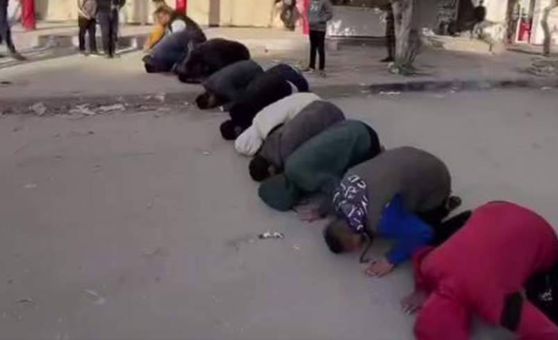 سجده شکر جوانان فلسطینی بعد از اعلام آتش بس + فیلم