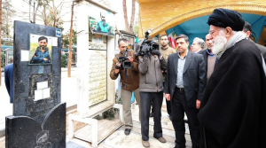 دست‌نوشته‌ رهبر انقلاب در قرآن اهدایی به خانواده‌ شهید آوینی