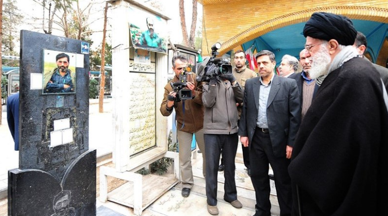 دست‌نوشته‌ رهبر انقلاب در قرآن اهدایی به خانواده‌ شهید آوینی