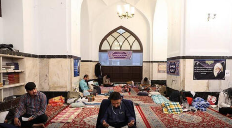 حال و هوای معتکفین در حرم رضوی + فیلم