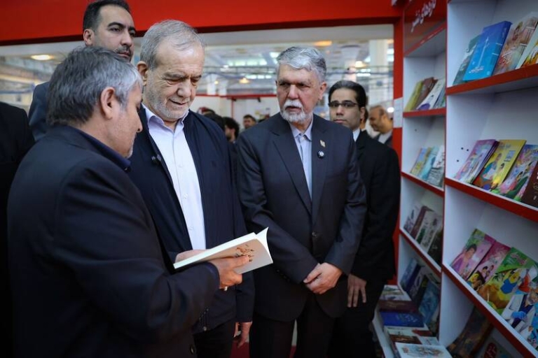 پزشکیان به نمایشگاه کتاب تهران رفت