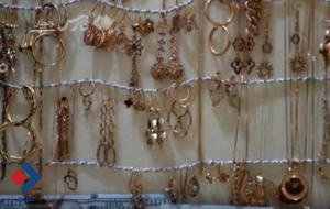 صف اهدای طلای بانوان زنجانی به نیروهای مقاومت + فیلم
