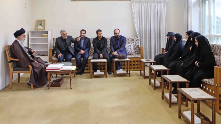 تصویر جدید از دیدار خانوادهٔ حاج قاسم با رهبر انقلاب در سال ۹۳