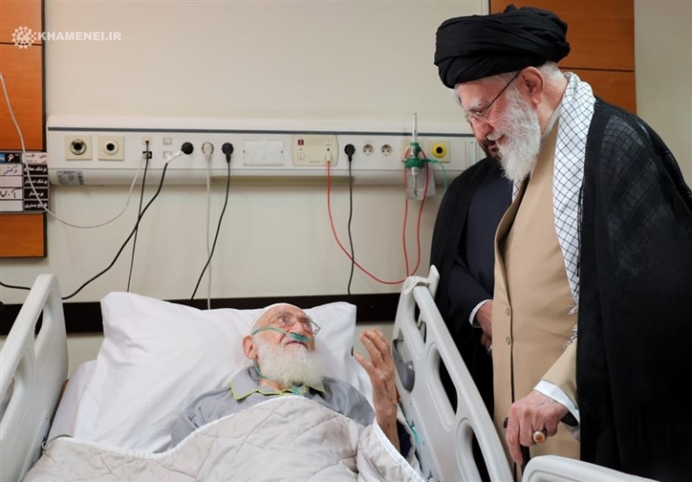 عیادت رهبر انقلاب از آیت‌الله نوری‌همدانی