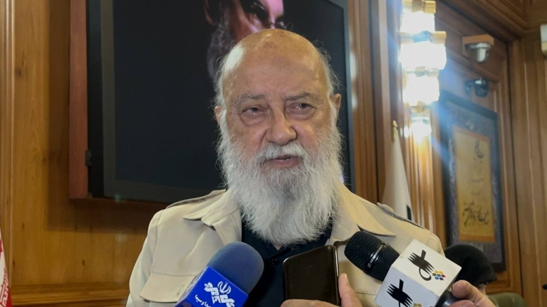 چمران:تراموای در حال بارگیری همان اتوبوس ۳ کابینه است