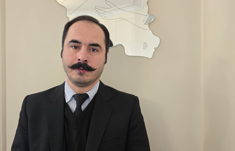 لبی که با خودکار دوخته شد و کسبی که دیگر رونق ندارد