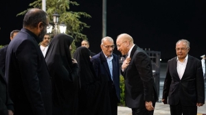 استقبال جمعی از خانواده‌های شهدا از قالیباف در فرودگاه مهرآباد