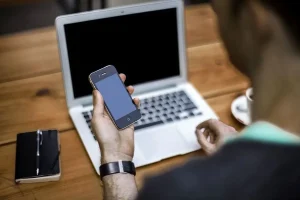 افزایش ۳.۵ برابر قیمت بسته‌های اینترنت منطقی نیست/ ورود مجلس به تعلل اپراتورها در عرضه بسته‌های بلندمدت