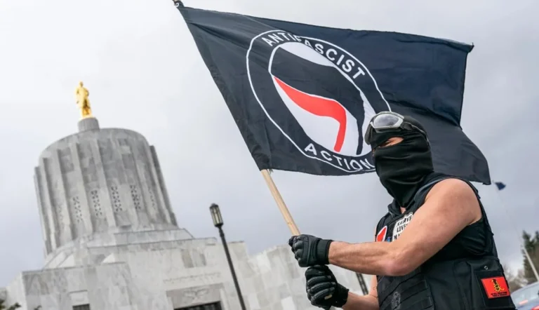 ترامپ: «آنتیفا» سازمان تروریستی است؛ چالشی حقوقی در پیش روی کاخ سفید