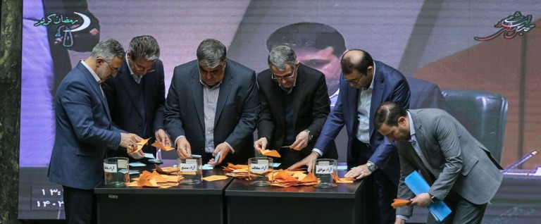 درخواست استیضاح وزرا سیاسی است/مدعیان حذف همتی از وزارت امروز پاسخ دهند