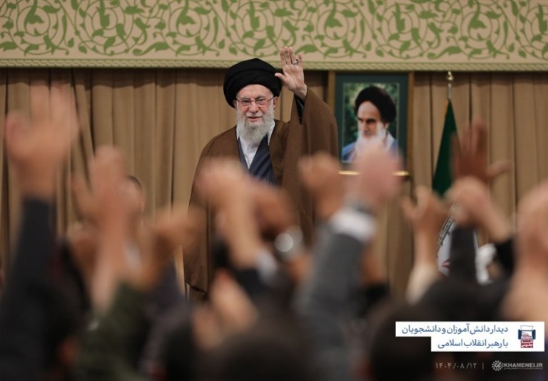 رهبرمعظم انقلاب: تسخیر سفارت هویت حقیقی دولت آمریکا را روشن کرد