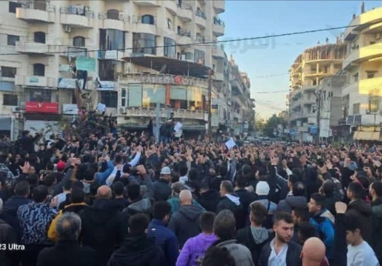 خشم و فریاد سوری‌ها از جنایت و سرکوب در سایه حکومت جولانی؛ علوی‌ها به میدان آمدند