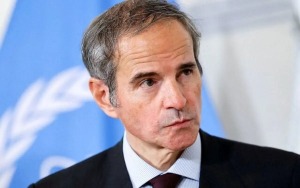 گردن آویز  لیاقت سیا بر گردن گروسی