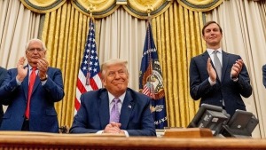 اوج حماقت، توصیف نشریه آمریکایی از کارنامه ۳۰۰ روزه ترامپ