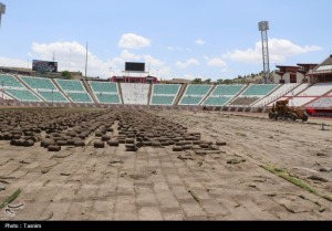 ریسک پُرخطر روی چمن ورزشگاه تبریز با استدلالی عجیب؛ «فوقش پولش را می‌دهیم!»