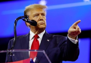 ترامپ نزدیک به ۳۰ دیپلمات آمریکایی را برکنار کرد