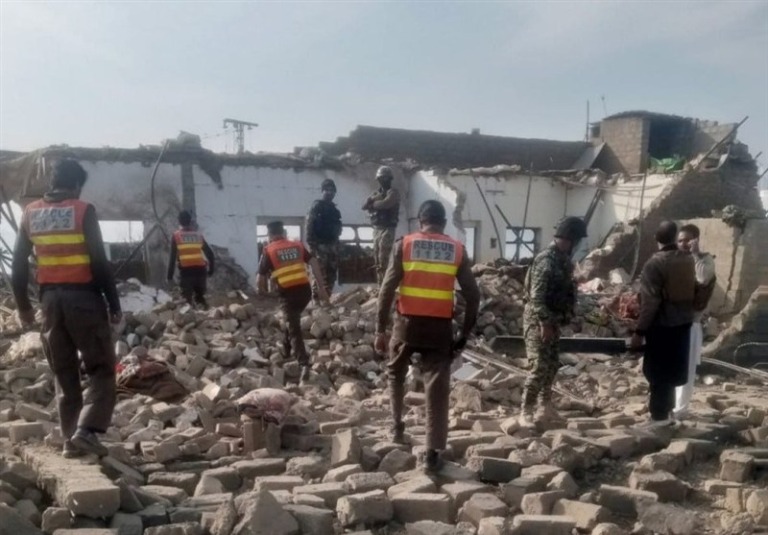 حمله انتحاری در پاکستان/ دستکم ۱۳ نفر کشته شدند