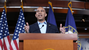 رهبر دموکرات‌ها: ترامپ آمریکا را به سوی جنگی شکست‌خورده سوق می‌دهد