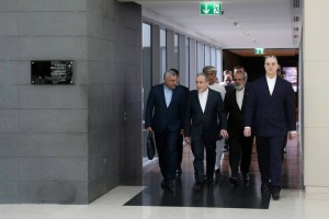 بازی روانی-نظامی آمریکا همزمان با آغاز مذاکرات دیپلماتیک