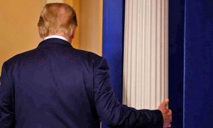 تردید ناشی از ترس ترامپ عامل تعویق حمله به ایران