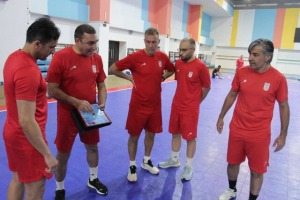 خوراکچی: با پنکه‌های رستورانی سالن را خنک می‌کنند