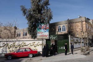 روایت تصویری ایثار در عکس «مسجد سوخته»؛ ردِ فداکاری بر فرش ماندگار شد!