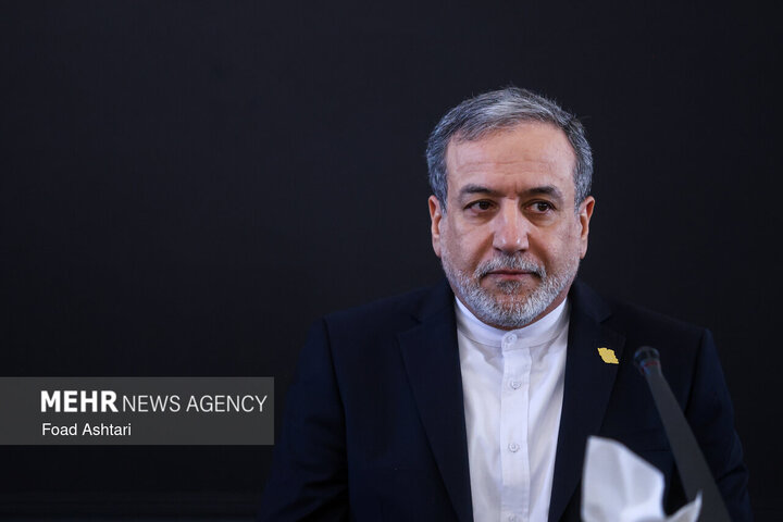عراقچی خطاب به وزیر جنگ آمریکا: ورشکستگی اخلاقی خود را فریاد زدید