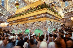 گل‌آرایی ضریح سیدالشهدا به مناسبت دهه ولایت
