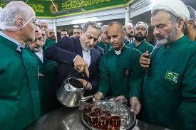 حضور عراقچی در چایخانه حرم امام رضا(ع)