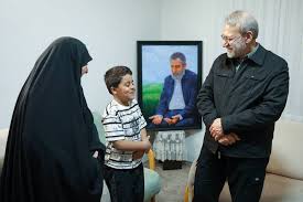 تصاویری از حضور شهید لاریجانی در منزل شهید حاج رمضان