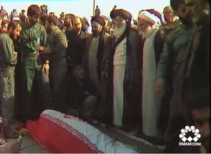اقامه نماز آیت‌ الله موسوی گلپایگانی بر پیکر مطهر امام خمینی(ره)