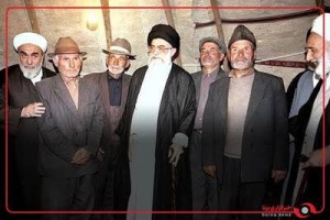 ‏پنجره متفاوتی به حضور «آقای شهید ایران» در چادر عشایر اردبیل و عکس یادگاری خانواده شهدای عشایر با ایشان؛ مرداد سال ۱۳۷۹