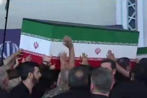 لحظه خروج پیکر قائد شهید امت پس از اقامه نماز از مصلی
