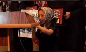 ویدیویی از رجزخوانی دختر شهید ایوب حسنوند همانند پدر شهیدش