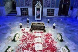 صف طولانی برای حضور بر مزار آقای شهید ایران در رواق دارالذکر