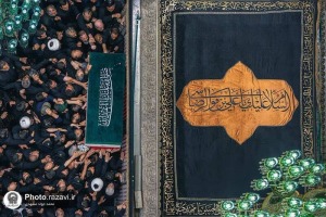 نمایی ویژه از طواف پیکر رهبر شهید بر گرد ضریح مطهر امام رضا(ع)
