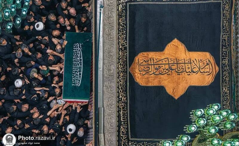 نمایی ویژه از طواف پیکر رهبر شهید بر گرد ضریح مطهر امام رضا(ع)