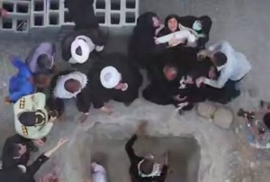 ویدئویی دردناک از بی‌تابی مادر برای فرزند شهیدش در میناب