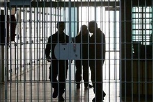 اقدام تحسین برانگیز یک سرباز و یک پیک موتوری برای آزادسازی زندانیان