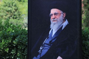 پاسخ جالب یک کاسب درباره نصب تصویر رهبر شهید روی درب مغازه‌اش