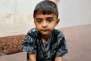 سوگواری خانواده بر پیکر شهید چهارساله حمله آمریکا به کوهستک