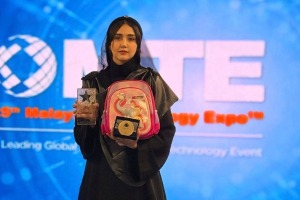 حرکت زیبای نخبه ایرانی هنگام دریافت جایزه از مسابقات اختراعات مالزی