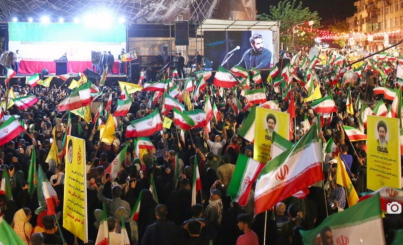 کفاشی که در میدان انقلاب پای لانچر است