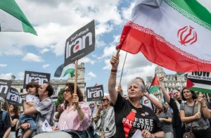 پرچم ایران در جهان مقابل اشغالگران است