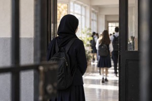 خداحافظی کودکان آذربایجانی با معلمشان که به خاطر رعایت حجاب اخراج شد