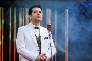 اجرای محمد معتمدی در تجمع شبانه میدان انقلاب