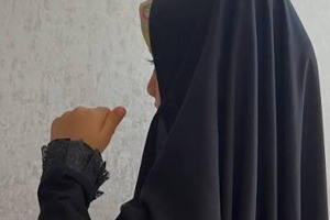 شادی پدربزرگ از چادر سر کردن نوه‌اش