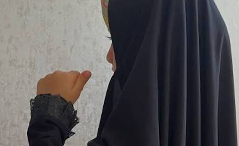 شادی پدربزرگ از چادر سر کردن نوه‌اش